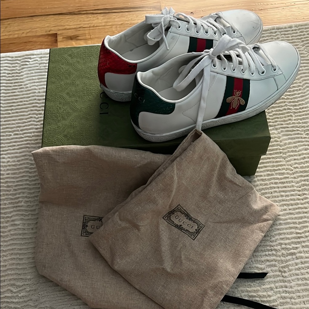 Gucci White Leather Sneakers with Red and Green Accents - Picture 2 of 5